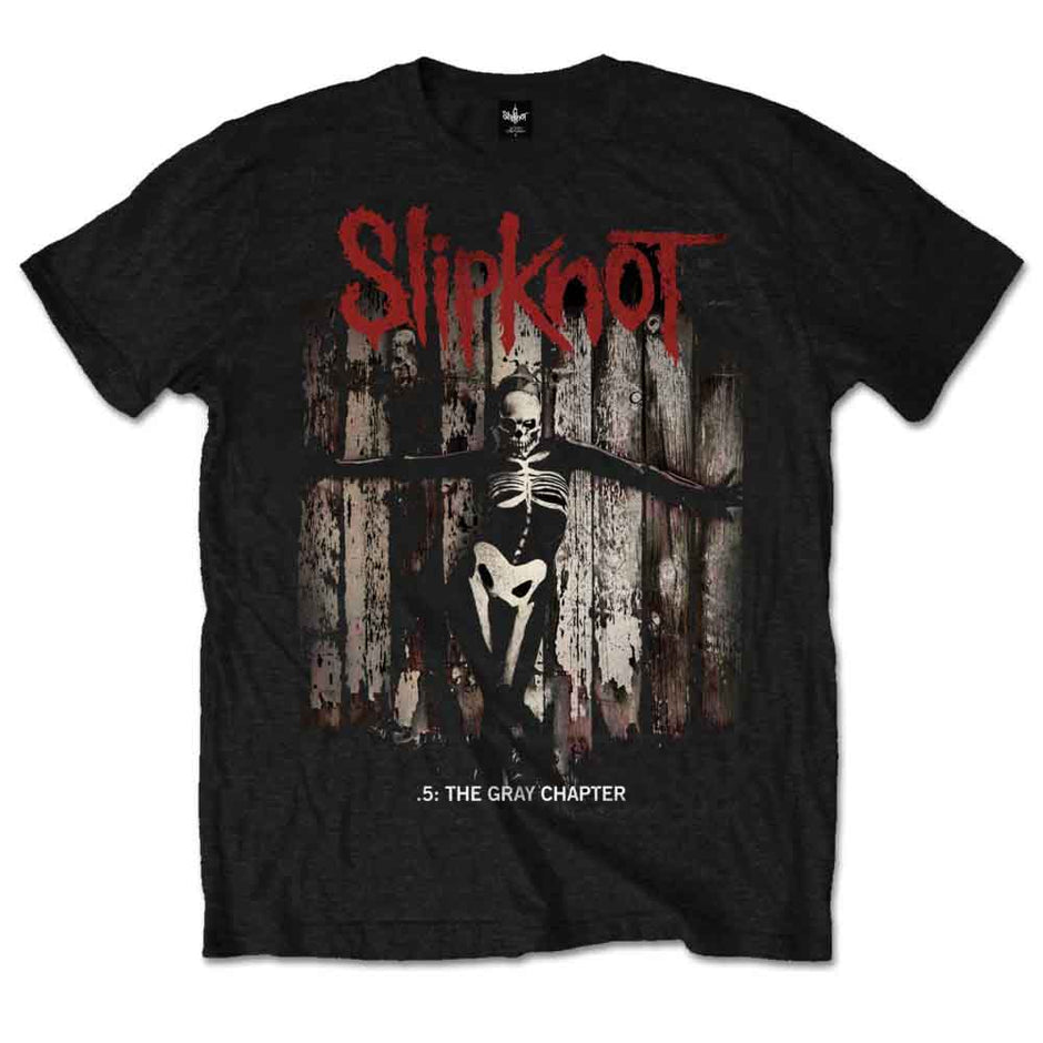 Sort T-shirt med kunstværk af et skelet mod en mørk, struktureret baggrund. Ordet "Slipknot" er med røde bogstaver øverst, med ".5: The Grey Chapter" skrevet i bunden.
