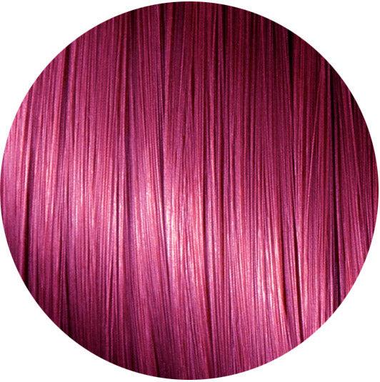 Nærbillede af livlige magentafarvede hårstrå, der viser den glatte og skinnende tekstur. Strengene er ensfarvede og viser forskellige nuancer af magenta med lys, der reflekteres fra deres overflade.