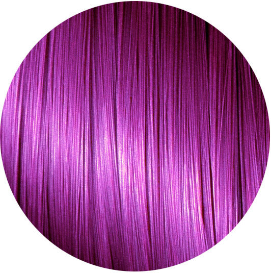 Nærbillede af levende magenta syntetiske hårstrå, der viser fin tekstur og lys farve. Billedet er cirkulært, hvilket fremhæver fibrenes blanke, glatte natur.