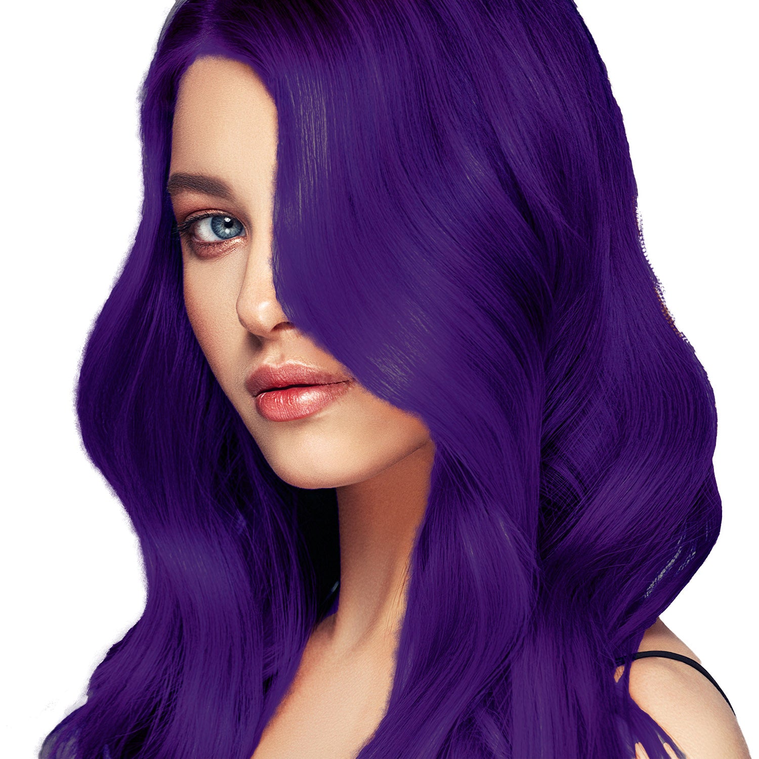En kvinde med langt, bølget, levende lilla hår farvet med La Riche Directions Hårfarve Violet dækker delvist det ene øje. Hun har blå øjne og et neutralt udtryk, iført en sort stroptop mod en hvid baggrund.