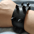 Indlæs billede i Gallery viewer, Armbånd 2 Række Dark Spikes - Fatima.Dk