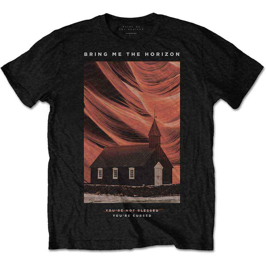 Den unisex T-shirt "BMTH - You're Cursed" fra Rockoff har et sort design med en kirke under en hvirvlende mørk orange og sort himmel. "BRING ME THE HORIZON" er øverst, med "YOU'RE NOT BLESSED YOU'RE CURSED" nedenfor, der fanger bandets edgy vibe.