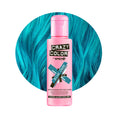 Indlæs billede i Gallery viewer, En lyserød flaske Crazy Color Hårfarve Blue Jade (100 ml) er vist, mærket "Blue Jade", med turkisblåt hår i baggrunden, der passer perfekt til den livlige nuance.
