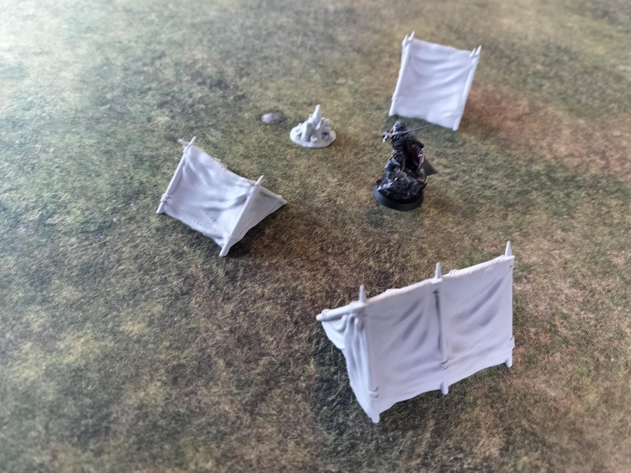 3D-printet Rangerlejr terrænsæt med tre telte og lejrbål