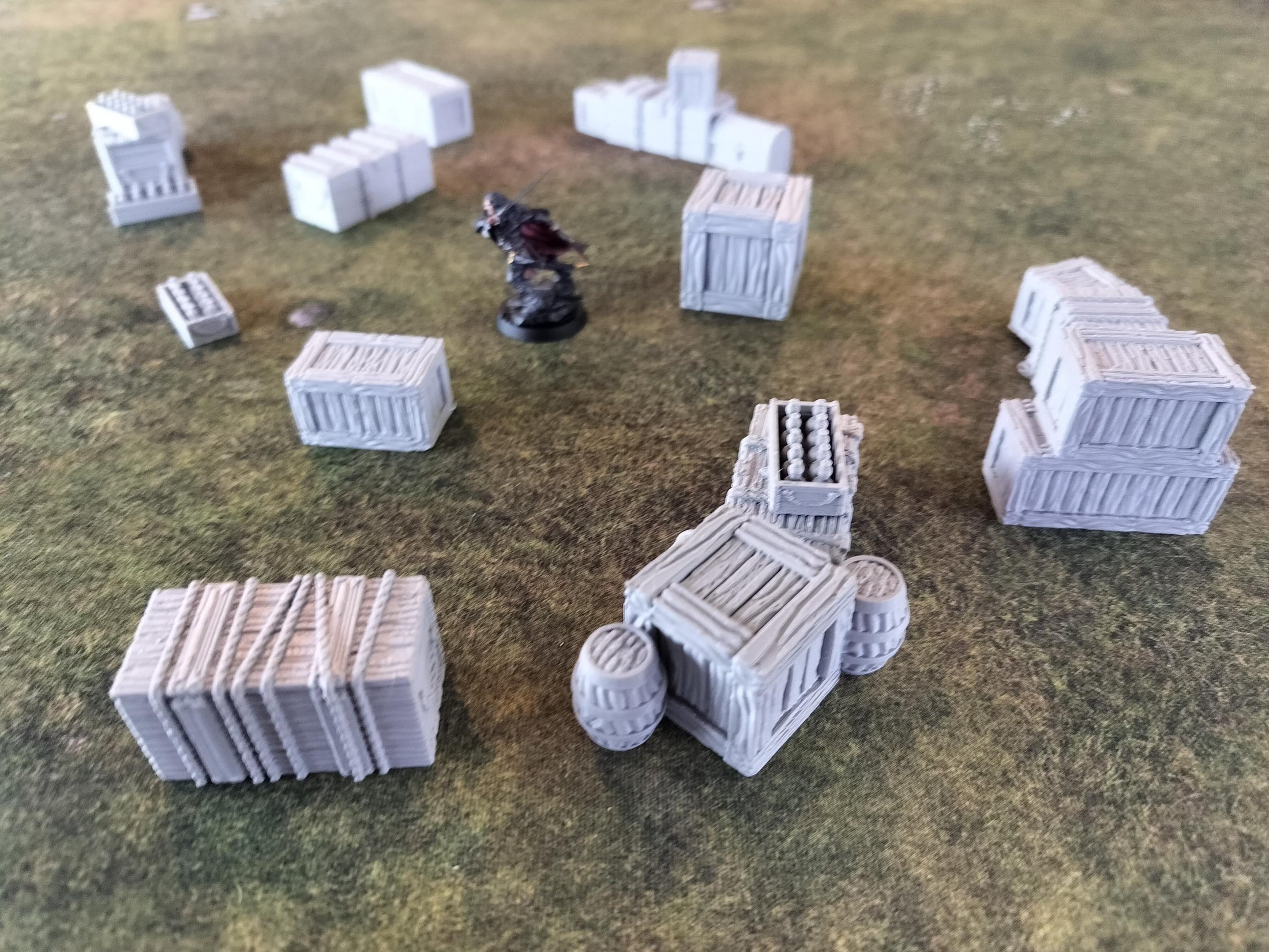 Scatter terrain med kasser og transportkasser til 28/32 mm miniaturer