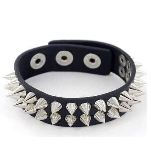 Armbånd Spikez Galore fra Brand X er et slankt sort læderarmbånd prydet med sølvpiggede nitter og har praktiske trykknapper.