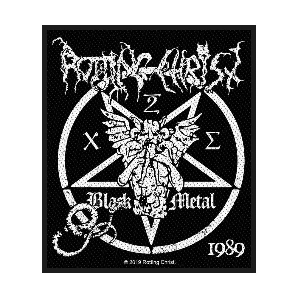 The Patch Rotting Christ af Rockoff er et sort og hvidt påsyet design med en bevinget figur over et pentagram, udsmykket tekst med "Rotting Christ", "Black Metal", året "1989" og bogstaverne "X" og "Σ.