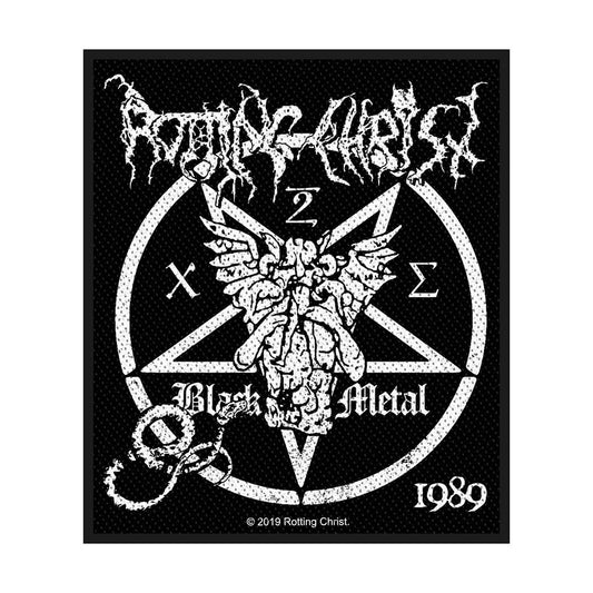 The Patch Rotting Christ af Rockoff er et sort og hvidt påsyet design med en bevinget figur over et pentagram, udsmykket tekst med "Rotting Christ", "Black Metal", året "1989" og bogstaverne "X" og "Σ.