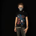 Indlæs billede i Gallery viewer, T-shirt Akumu A Smile in the Dark (Pigefit) - Fatima.Dk

